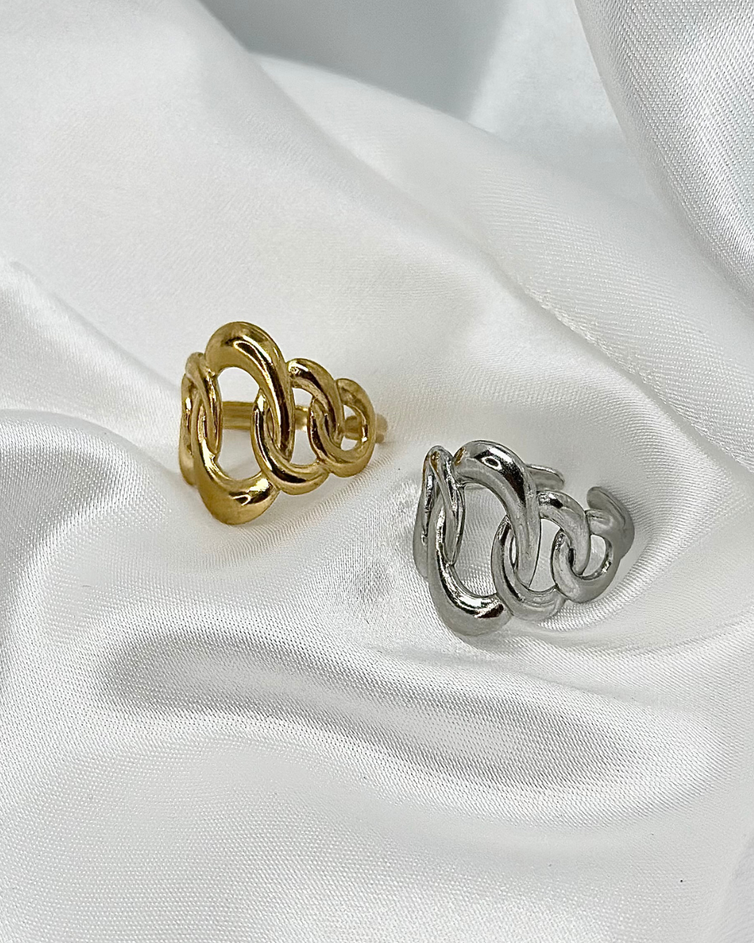 Anello intrecciato in oro e argento, un elegante pezzo di gioielli per impreziosire ogni look.