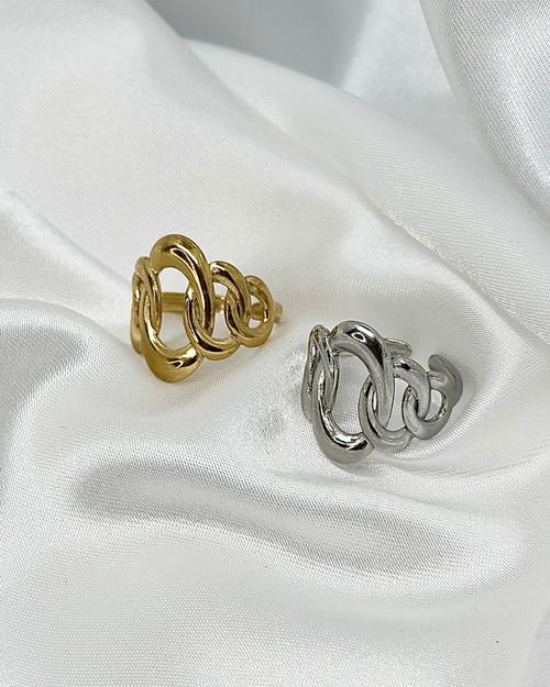 Anello intrecciato in oro e argento, un elegante pezzo di gioielli per impreziosire ogni look.